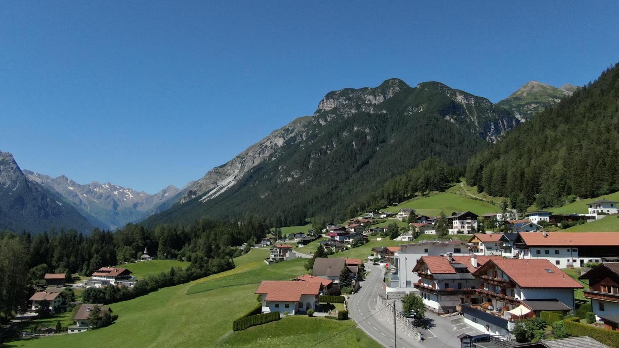 Alpen Gasthof Apartments Hohe Burg Тринс Экстерьер фото