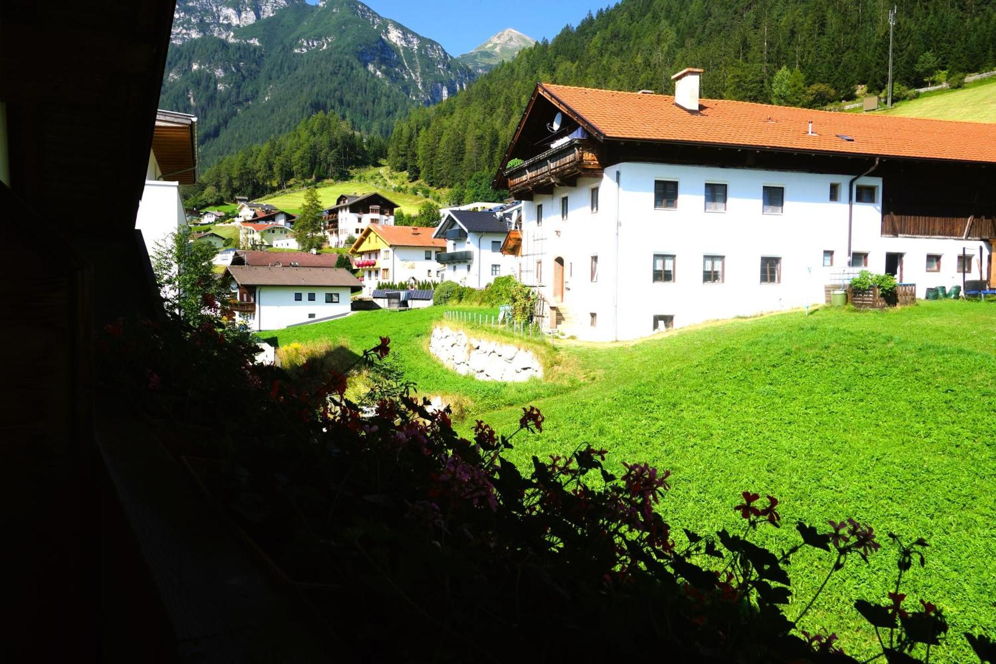Alpen Gasthof Apartments Hohe Burg Тринс Экстерьер фото