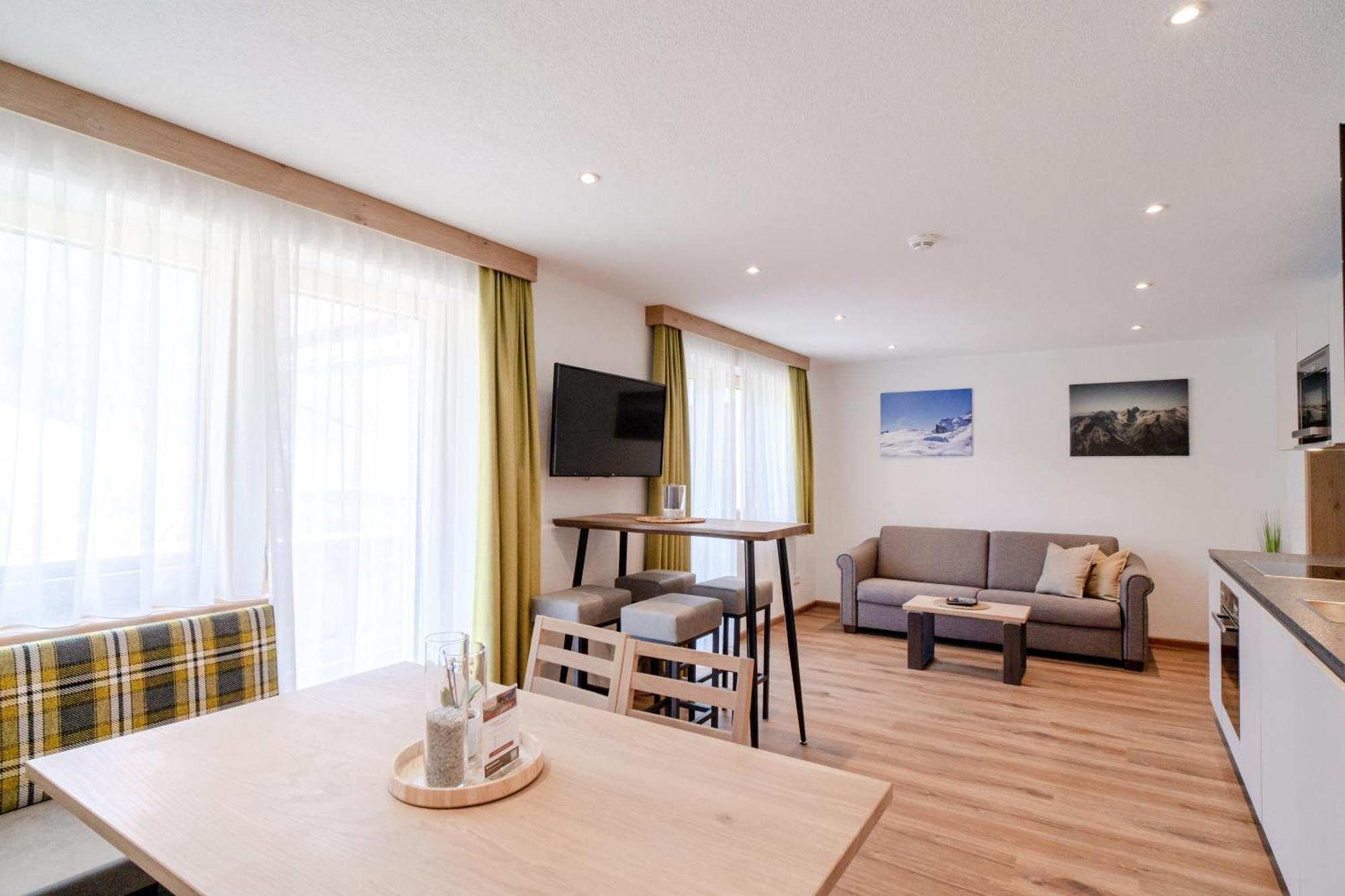 Alpen Gasthof Apartments Hohe Burg Тринс Экстерьер фото