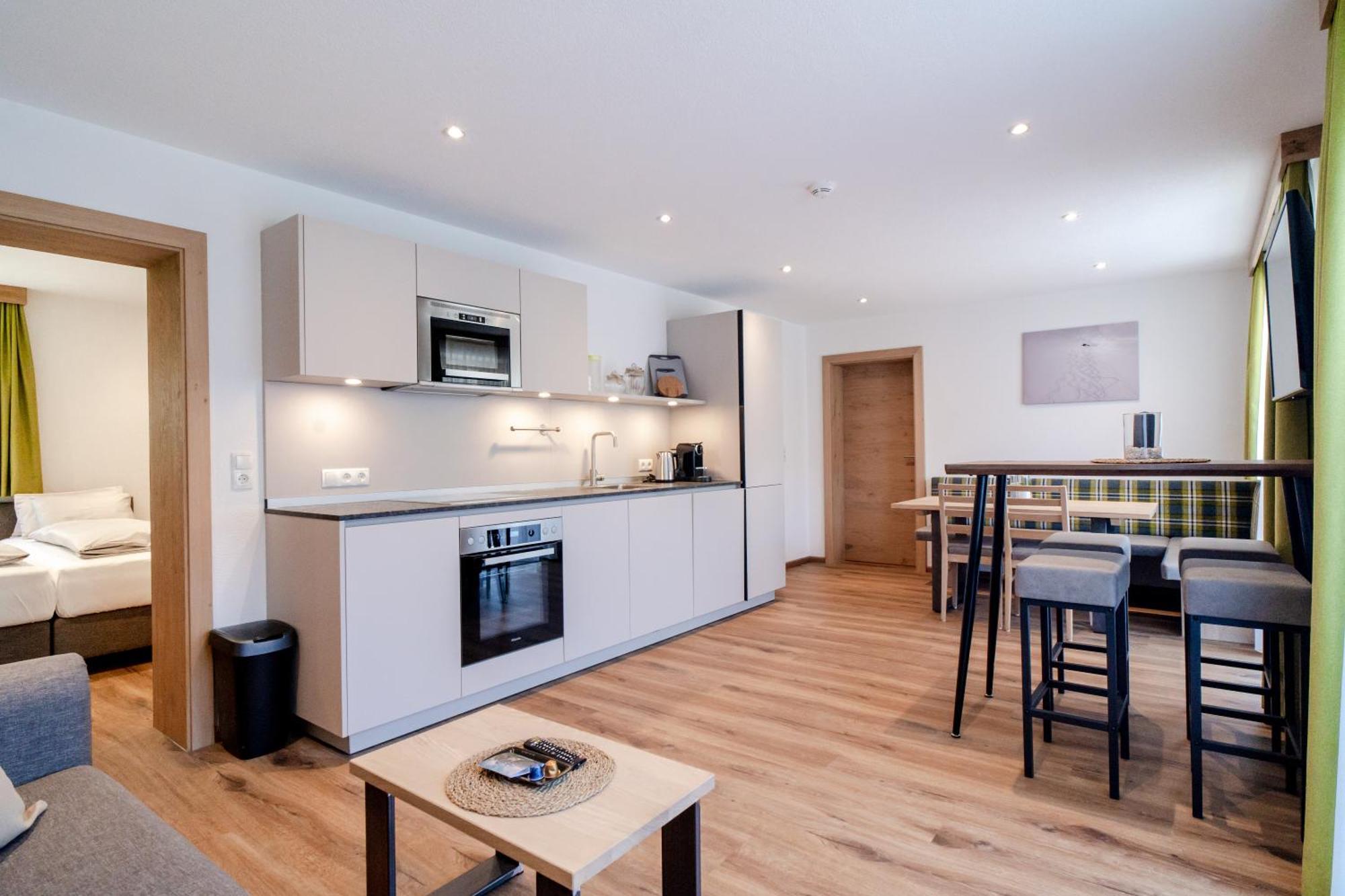 Alpen Gasthof Apartments Hohe Burg Тринс Экстерьер фото